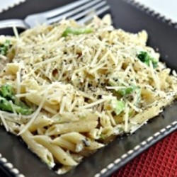 A plate of creamy chicken pasta.