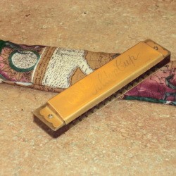 Easy harmonica case and instrument.