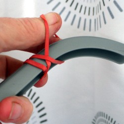 wrapping a rubber band around hanger 