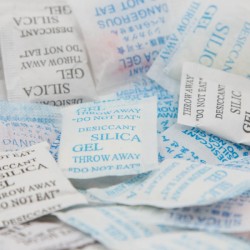 A pile of silica packets.