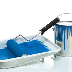 A paint can of blue pain, a roller and a roller pan.