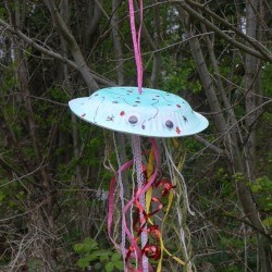 Fun Paper Plate Jellyfish Decoration - jelly fish hanging in the garden