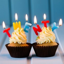 Birthday cupcakes that have letters that spell out twenty.