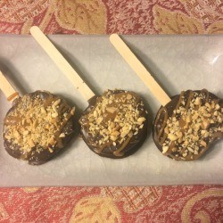Caramel Apple Slice Pops on tray