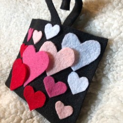 No-Sew Gradient Felt Heart Purse - finished purse