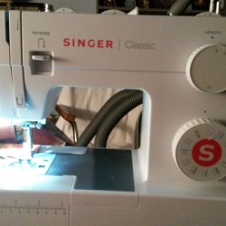 Feed Dog on Singer Sewing Machine Not Working - white plastic housing sewing machine