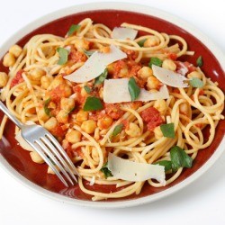 Spaghetti with chickpeas.