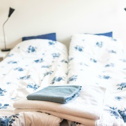 A guest room with clean bedding.